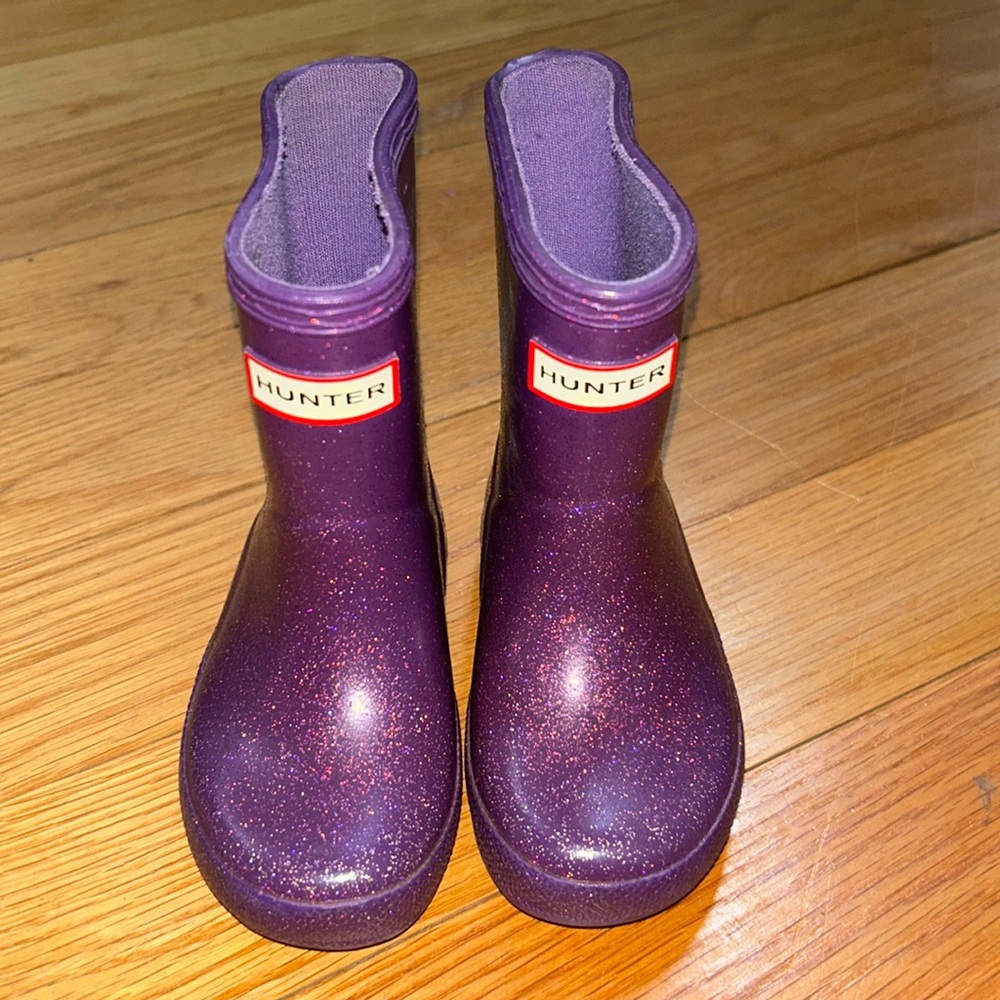 Little girls purple hunter rain boots with sparkle accents.